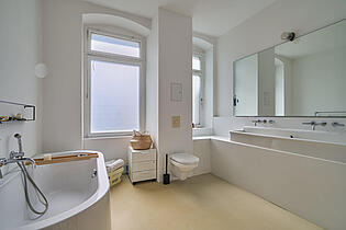 Geräumiges Bad, auch mit Dusche