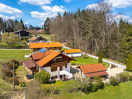 Ansicht Außen mit Solarpanelen auf dem Dach