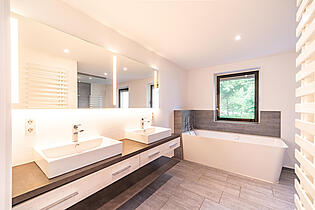 Moderne Waschtische und eine große Badewanne