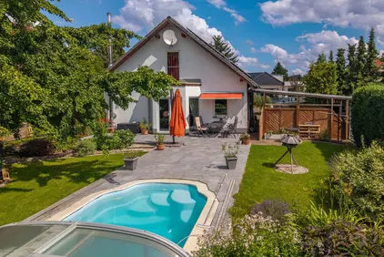 Ansicht mit Pool