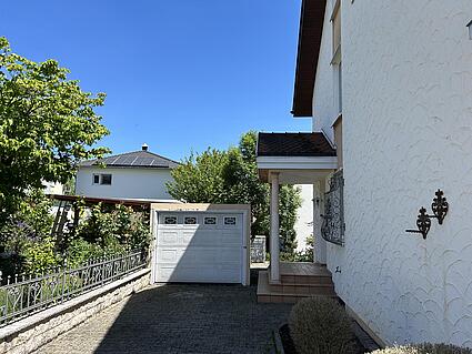 Einfahrt Garage