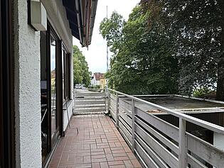großer Balkon mit Blick auf den Maibaum