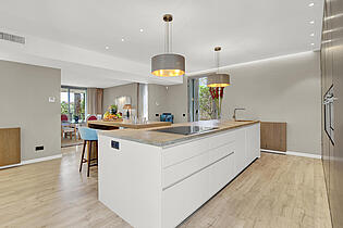 Wonderful kitchen with lots of storage space