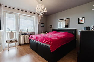 Elternschlafzimmer mit Zugang zum Balkon
