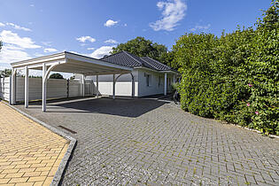 Carport und Einfahrt