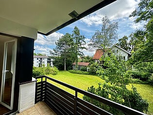 Aussicht vom Balkon in den großen Garten