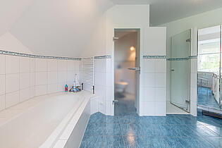 En-Suite-Badezimmer mit separatem WC Bereich