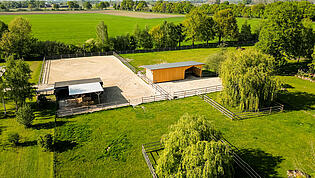 Offenstallungen mit Sandpaddock