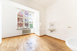 Zimmer mit großem Fenster