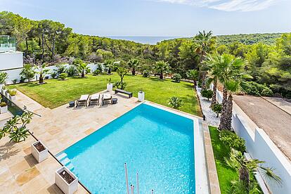 Sea views garden and pool in high quality property Mallorca for sale in Cala Vinyas