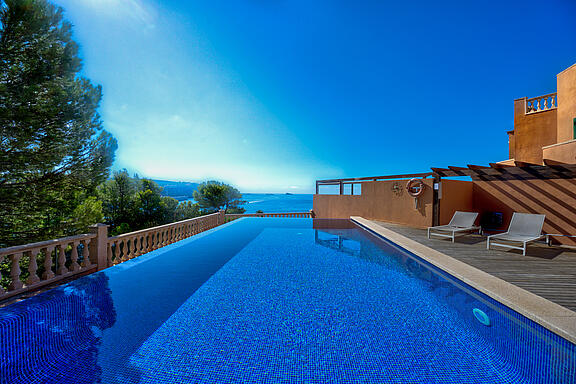 10. Infiinity Pool 10. Infiinity Pool