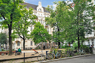 Spielplatz vor dem Haus