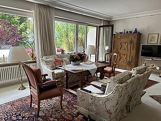 große Fensterfront im Wohnzimmer