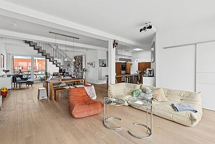 Wohnzimmer mit Treppe zur Dachterrasse