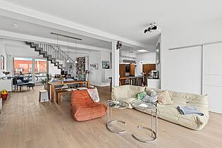 Wohnzimmer mit Treppe zur Dachterrasse