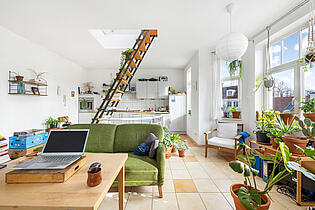 Wohnbereich mit Blick zur Küche (Maisonette-Wohnung links)