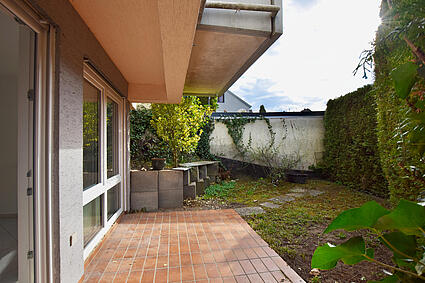 Terrasse mit angrenzender Gartenfläche