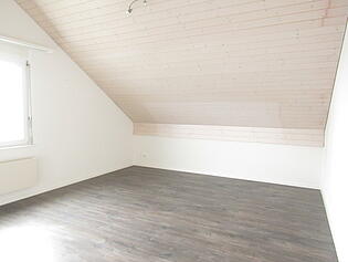 KZO00025 Charmante 3.5 Zimmer Dachwohnung in Siebnen Schlafen