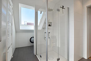 Bad mit großer Dusche