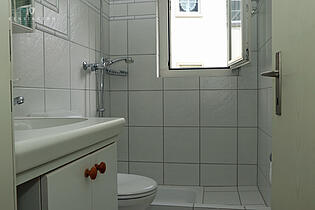 KZO00034 Familienfreundliche 4.5 Zimmer Erdgeschoss Wohnung in Dürnten - Dusche/