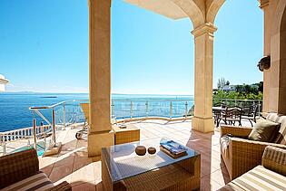 Terraza con vistas al mar en primera línea de mar en Sol de Mallorca