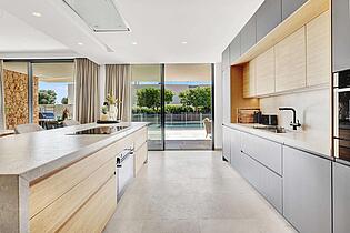 Fully equipped, open kitchen for sale 
