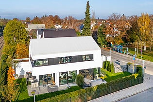 Modernes Haus mit großen Fensterflächen nach Südwesten