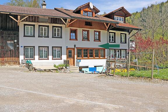 KZO00018 Wohnen mit Pferden 4.5 Ziimmer Mittelflarz in Bäretswil KZO00018 Wohnen mit Pferden 4.5 Ziimmer Mittelflarz in Bäretswil