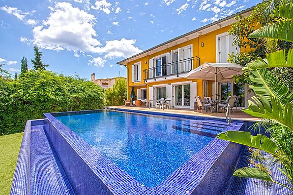 Spacious Pool in beautiful villa Magaluf for sale