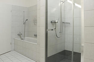 KZO00025 Charmante 3.5 Zimmer Dachwohnung in Siebnen Familienbad mit Badewanne und Dusche