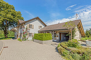 KZO00075A Natur pur - 4.5 Zimmer Einfamilienhaus mit Scheune und Grasland - Aussenansicht Garage, Wintergarten