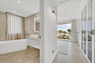 MAster bedroom with bathroom en suite