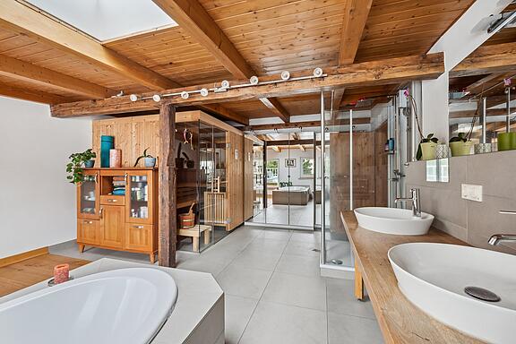 Bad mit Dusche, Wanne, WC und Sauna Bad mit Dusche, Wanne, WC und Sauna