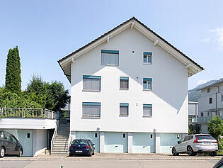 KZO00025 Charmante 3.5 Zimmer Dachwohnung in Siebnen Garagenansicht 