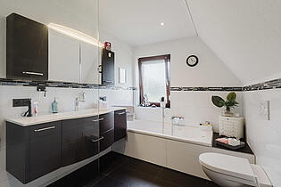 Badezimmer mit Badewanne