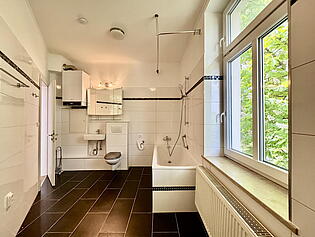 Badezimmer mit Wanne 
