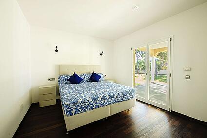 Schlafzimmer mit Holzboden im neu gebauten Luxus-Villa mit Meerblick in Sol de M