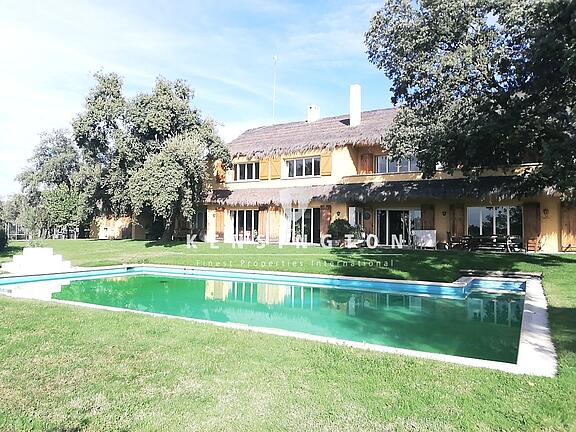 Piscina y Jardín Piscina y Jardín