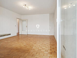 Blick Balkon in Wohnzimmer