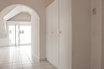 KZO00025 Charmante 3.5 Zimmer Dachwohnung in Siebnen Entrée mit Einbauschränken