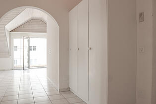 KZO00025 Charmante 3.5 Zimmer Dachwohnung in Siebnen Entrée mit Einbauschränken