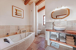 Master bathroom (1st floor)