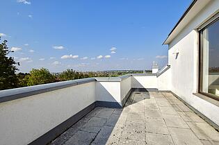 Großzügige Dachterrasse mit Fernblick