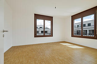 Großes Schlafzimmer mit Garderobe oder Homeoffice