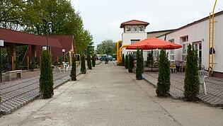 Straße auf dem Gelände