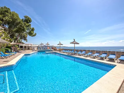 Pool in first line community with sea views in Illetas
