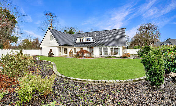 Garten mit Blick zum Haus Garten mit Blick zum Haus