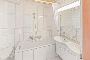 KZO00073H Naturnah, gepflegt und grosszügig - 5.5 Zimmer Familienwohnung - Bad/WC