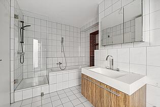 Ensuite Badezimmer Dusche und Badewanne