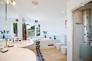 Bathroom in Sol de Mallorca villa in Portals Vells